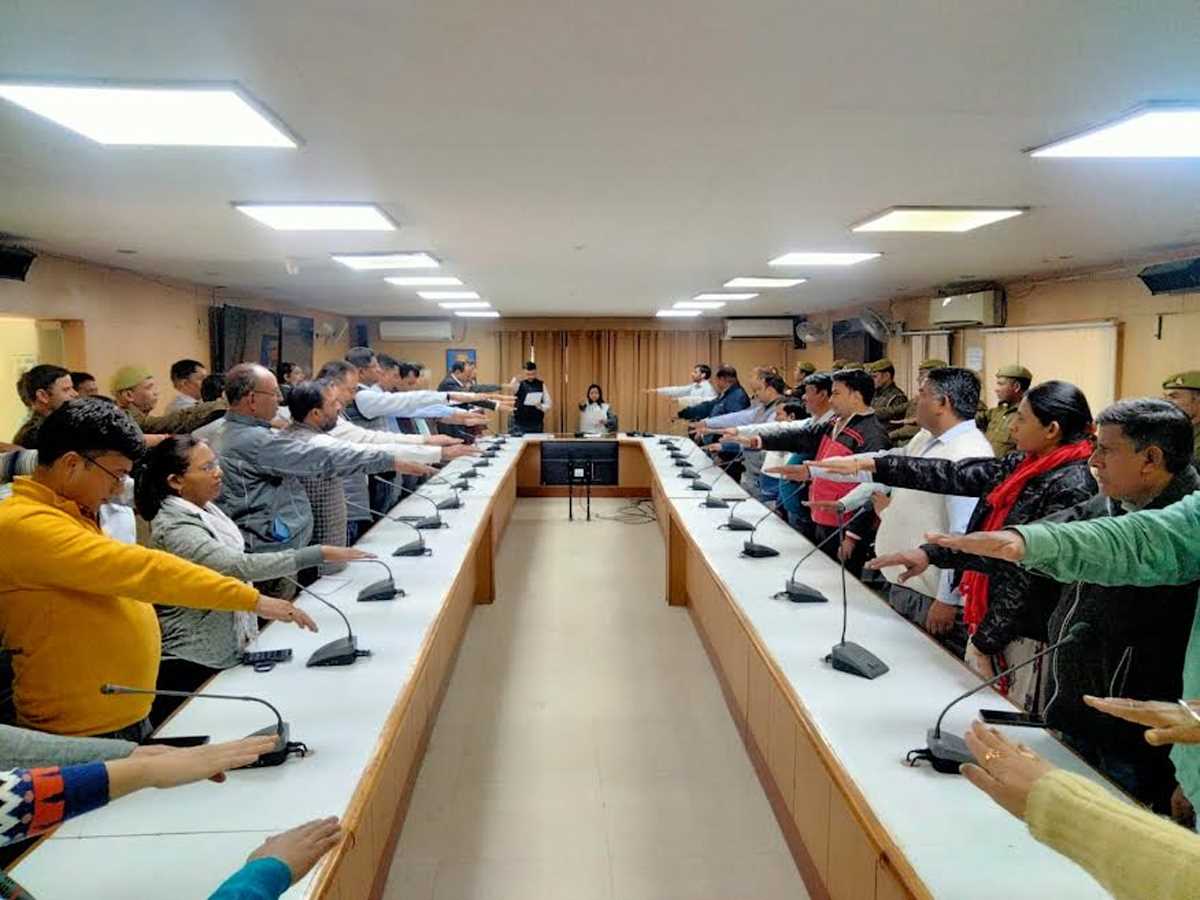 संविधान दिवस पर जिला मुख्यालय के सभागार में दिलायी गई संविधान की शपथ